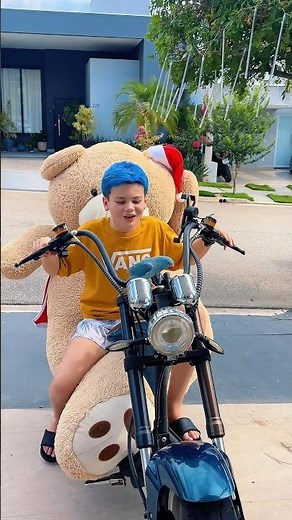 BRISA E TEDDY ANDANDO DE MOTINHA COM O MC LORENZO🐻🦜 #mclorenzo