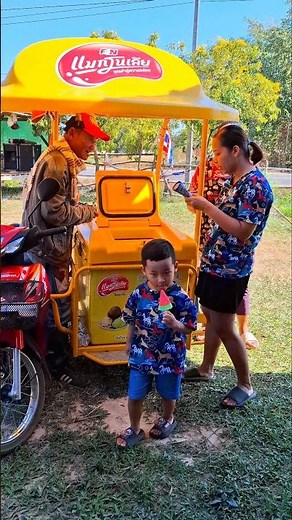 When little Google saw an ice cream truck #cutebaby #icecream #littleGooglefamily #littleGooglech...