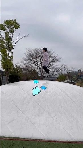 公園のトランポリンでジャンプ💨ジャンプ💨#shorts #公園 #遊具 #トランポリン #遊び #楽しい