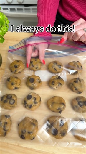 Christmas Cookie Tips Tricks! ✨ Easy baking solutions, decorating ideas and fun ways to gift everyones favorite holiday sweet, Christmas cookies! #christmascookies #baking #cookies #cookiedecorating This original video was produced by Network Media, LLC and Jeff & Lauren Productions. | Home Hacks & Easy Snacks