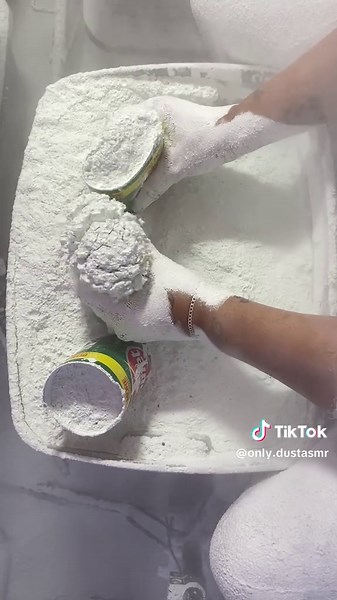 Enjoy this can play😌😌😌😌 #oddlysatisfying #fyp #asmr #lemoncomet #cornstarch #cornstarchasmr #ogcomet #babypowder #epsomsalt #powderplayasmr #powderplay #powder #onlydust #satisfyingvideos