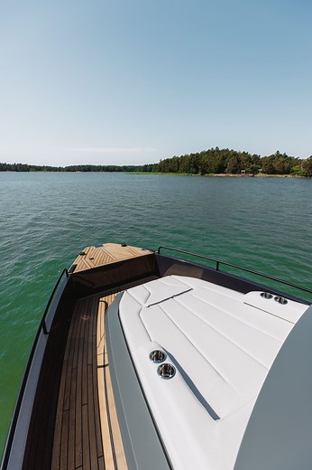Step aboard the XO EXPLR 44 — where every inch of the deck is built for action and relaxation. From spacious sunbeds to a social lounge setup made for unforgettable moments — this is outdoor living, XO style. Let’s check it out! #xoboats #EXPLR44 #AdventureYacht #whenothersstayinport #xocrossover | XO Boats
