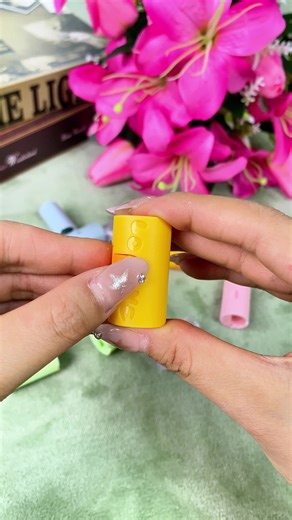 Tiny Sheet Clips: Keep Your Bed Sheets Tucked Perfectly