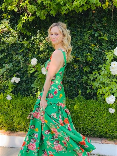 Fiona Gubelmann on Instagram: "Best time at the Freakier Friday premiere! 👗 @aliceandolivia 👠 👛 @anonymous_copenhagen 💄 @iliabeauty @artmontbeauty"