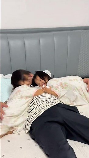 Left and right arm embrace #Parent-child interaction #Dad's parenting series #Twins #Anning