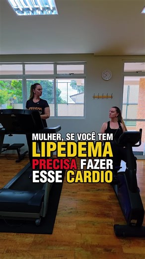 Esteira ou bicicleta? O melhor cardio para quem tem lipedema 🚴‍♀️✨ Se você sofre com lipedema, é importante saber que nem todo exercício é ideal para a sua condição. A esteira, por exemplo, é um exercício de impacto que pode aumentar o nível de inflamação nas pernas e até piorar os desconfortos causados pelo lipedema. 👉 Qual a melhor alternativa? A bicicleta é uma opção incrível! Por ser de baixo impacto, ela não agride as articulações e ainda melhora a circulação nas pernas, o que é essencial
