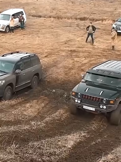 ㊗️50万再生！トヨタのランクルとアメリカ最強の4WDのオフロード対決に世界中が大パニック