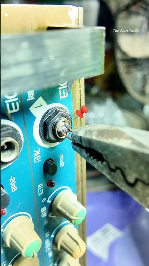 Expert Fixer Shares Secret to Removing Broken Microphone Jack