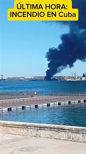 🔥 Una enorme columna de humo negro alarmó a miles de personas en La Habana tras un fuerte incendio en la Refinería Ñico López. El fuego fue controlado por bomberos y no se reportaron heridos, pero el hecho ocurre en medio de la difícil situación que atraviesa Cuba, generando gran preocupación. #IncendioEnCuba #UltimaHora #CrisisEnCuba #NoticiasImpactantes #AlertaAhora