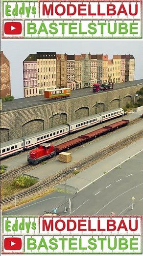 Die kleine Märklin Rangierlok (70€) fährt drei Flach Wagen aus dem Umschlagbahnhof ￼