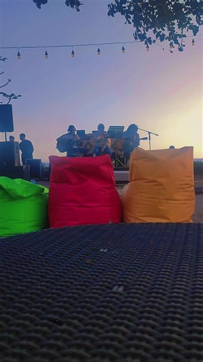 La musique est véritablement un langage universel, et lorsqu'elle est magnifiquement interprétée, elle touche profondément nos âmes. #lomboktiktok #lombokvirall🌴🌴 #lombok #bali #indonesia🇮🇩