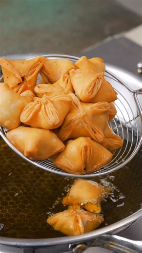 Bharat Wadhwa on Instagram: "Gift wala Samosa 🤪🤪😂😂 RECIPE : ALOO PUFF SAMOSA Ingredients : FOR DOUGH 1 Cup Maida ½ tsp Salt ¼ tsp Ajwain 1 Tbsp Oil FOR STUFFING : Oil 1 tsp Jeera ½ tsp Sauf 1 tsp CATCH Ginger Garlic Paste 2 – 3 Green Chillies ¼ Cup Peas ½ tsp CATCH Haldi Powder 1 tsp CATCH Coriander Powder 1 tsp Catch Red Chilli Powder A pinch Of Hing 1 tsp CATCH Garam Masala 2 Boiled Potatoes Coriander Leaves FOR PASTE : 2 Tbsp Ghee 2 – 3 Tbsp Maida #bharatzkitchen #samosa #valentinespecial