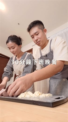 便當調色盤 | Della & Joey on Instagram: "到底為什麼會在 30 分鐘挑戰大滷湯啦 兩個人更手忙腳亂的感覺😂 🥢簡易剝皮辣椒味噌松阪豬 ‧ 材料 ( 2人份 ) 松阪豬 ——— 200g 味噌 ———— 1大匙 蒜頭 ———— 10g 剝皮辣椒 —— 1根 剝皮辣椒湯汁 1/2大匙 水 ————— 2-3大匙 芝麻油 ——— 1小匙 ( 鹹度可自行以水份調整 ) ‧ 作法 ① 松坂擦乾水分，撒上約1/8小匙鹽巴抹勻，可以放入白飯中按下飯鍋一起煮熟，或是以電鍋外鍋1杯水蒸熟。 ② 波皮辣椒切細末、蒜頭磨成泥，與剝皮辣椒湯汁、味噌、芝麻油、水混合成醬汁。 ③ 松阪豬頭後取出，稍微放涼後切片。 ④ 搭配醬汁一起享用即可。 🥢番茄鮪魚炒蛋 ‧ 材料 ( 2人份 ) 蕃茄 ———— 1顆 雞蛋 ———— 2顆 鮪魚 ———— 1大匙 蒜頭 ———— 10g 醬油 ———— 1大匙 味醂 ———— 1大匙 米酒 ———— 1大匙 ‧ 作法 ① 蒜頭切末、番茄切小丁、鮪魚瀝乾。 ② 加油熱鍋，倒入蛋液炒至幾乎凝固，取出備用。 ③ 放入蒜末炒出香味，接著放入番茄丁炒軟
