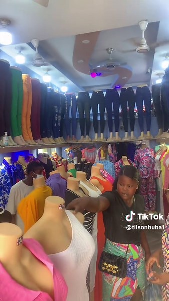 Fonte de Vestidos e Moda em Angola
