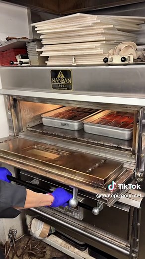 カカオ豆から作る”究極のガトーショコラ”🍫 東京・自由が丘の大人気ショコラ専門店【マジドゥショコラ】。 世界中から厳選したカカオ豆を仕入れ、焙煎・製造・販売まで一貫して行う 本気の“ビーン・トゥー・バー”が楽しめる名店です。 今回注文したのは 『至極の生ガトーショコラ』（¥3,670）。 超希少な“クリオロ種”を贅沢に使用した逸品で、 カカオ本来の芳醇な香りとピュアな味わいが唯一無二。 温度で変わる3つの食感が楽しめるのも魅力👇 ・冷やし：ぎゅっと濃厚、香りが長く続く ・常温：なめらかで生チョコのような口どけ ・温め：フォンダンのようにとろけて香りが爆発 余計なものを入れないミニマル製法だからこそ、 カカオそのものの奥深さがダイレクトに伝わる“本物の味”。 チョコ好きなら一度は食べてほしい名作です。 —— 🍫注文したのはこちら↓ 至極の生ガトーショコラ（¥3,670） —— 🗾【店名】マジドゥショコラ（MAGIE DU CHOCOLAT） 📍【住所】東京都世田谷区奥沢6-33-14 📞【電話】03-6809-8366 ⏰【営業時間】10:00〜19:00 💤【定休】火曜