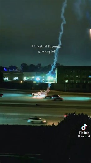 #outsideorlando WATCH: Disneyland Firework Lands on Freeway STORY: WATCH: Disneyland Firework Lands on Freeway LINK: https://orlandothemeparkzone.com/2025/09/07/watch-disneyland-firework-lands-on-freeway/ #disneyland #disneylandresort #disneylandresortcalifornia #disneylandpark #disneycaliforniaadventure #disneycaliforniaadventurepark | Orlando Theme Park Zone