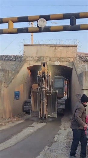 Why the Operator Didn't Lower the Boom? | Excavator Broke Cylinder Twice on Uphill