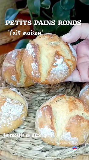 ✨ bonjour, des petits pains ronds, fait maison, ils sont bien craquants, ça fait un moment que je n'ai pas fait, facile à réaliser. Je vous partage ma petite recette pour 6 à 8 petits pains, selon la grosseur. 👇 Ingrédients : - 525 g de farine ménagère T55 - 325 g d'eau tiède (non bouillante) - 2 sachets de levure boulangère (environ 10 g) - 1/2 CàC de sel - 1 CàC de sucre (je fais toujours ça, afin de masquer le goût de la levure) - 1 poignée de graines de sésame (facultatifs) 👇 Préparation :