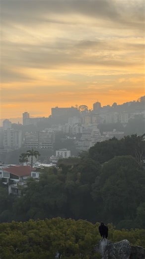 Nelson Miguel Sayegh on Instagram: "Así amanece Caracas, luego de una madrugada donde ningún caraqueño pego un ojo, todo el sector oeste de Caracas sin energía eléctrica. Dios bendiga a Venezuela. #Caracas #Venezuela #Amanecer #Dios"
