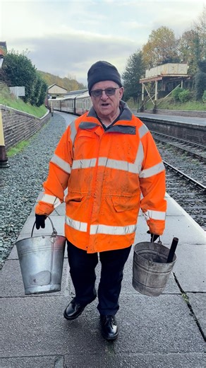 Every train that runs on the Llangollen and Corwen Railway relies on teamwork, skill and dedication behind the scenes. Today, our Responsible Officer, Clive, takes us through his key duties and what it takes to keep our railway running safely and smoothly. From coordinating crews and overseeing operations to ensuring everything is ready for departure, the Responsible Officer’s role is vital to every successful service. 🎬 Watch the video to hear Clive explain what happens on a typical day and wh