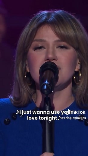 Kelly Clarkson's Captivating Wink Performance