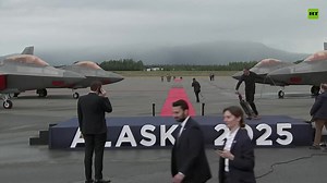 La lussuosa limousine presidenziale russa Aurus è arrivata al luogo dell'atterraggio del leader russo Vladimir Putin in Alaska, negli Stati Uniti. Si tratta della prima apparizione di questa vettura di fabbricazione russa negli Stati Uniti. | Russia-Press