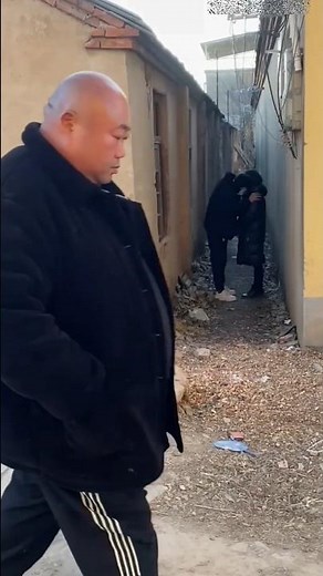 This man sees something in the alley #shortsvideo