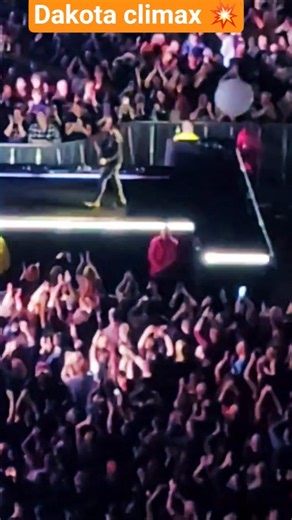 Kelly Jones kicks ball Dakota climax O2 Arena Stereophonics #London #UK #rock #son #fun #live #show