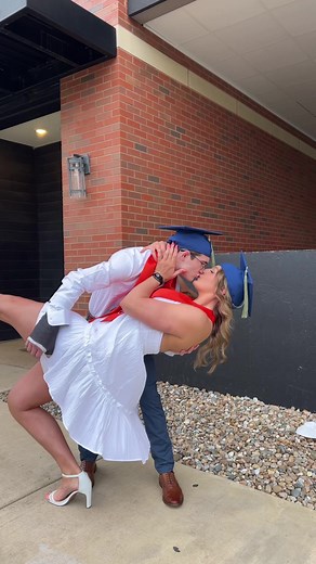 This trend but make it ~graduation~ | a mi altura