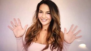 We just love princess Revie’s video showing us how she uses her esmi products for a nice and natural look. @reviejane ☀️ Featuring a drop of Hyaluronic Hydrating Serum under her esmi Liquid foundation (shade 4-5) applied with the best foundation brush 👌🏽 also featuring @ponicosmetics Unicorn Champagne highlighter 😍 #feedyourskin | esmi Skin Minerals