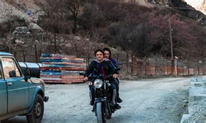 'Unclenching the Fists' Review: The Ties that Bind, and Fray