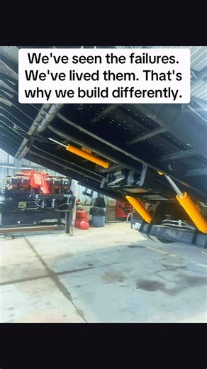 Transport Carmelo on Instagram: "👊 NECK EVOLUTION: No more 90° welded joints. Our main beam and neck connect with a SMOOTH CURVE - just like the big rigs. More strength, less stress points. 🔒 LOCKING SYSTEM REVOLUTION: We engineered a separate, positive mechanical lock system because hydraulic cylinders are designed to move fluid, not hold thousands of pounds under shock load. Our locks engage with authority and stay locked until you release them. ⚡️ WHY THIS MATTERS: Because we’ve owned our c