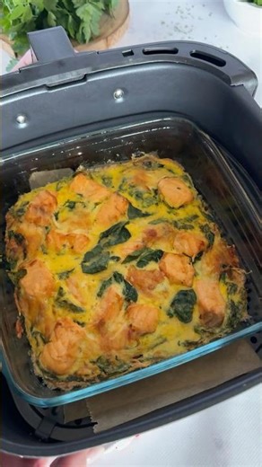 With just one salmon fillet you can prepare this crustless quiche (or frittata) for 3. Recipe in 3…