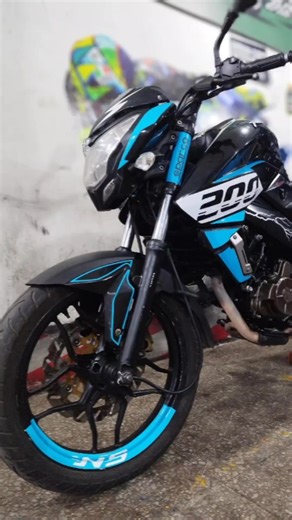 PULSAR NS-200: Personalización en Azul Celeste y Blanco