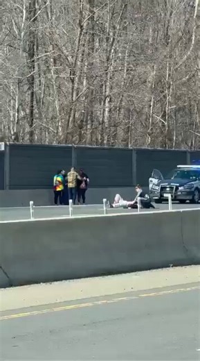 🇺🇸 | ÚLTIMA HORA: Varias personas han sido apuñaladas en la I-495 cerca de…