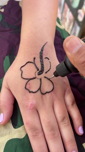 Hawaiian Flowers Tattoo: Freehand Henna Techniques
