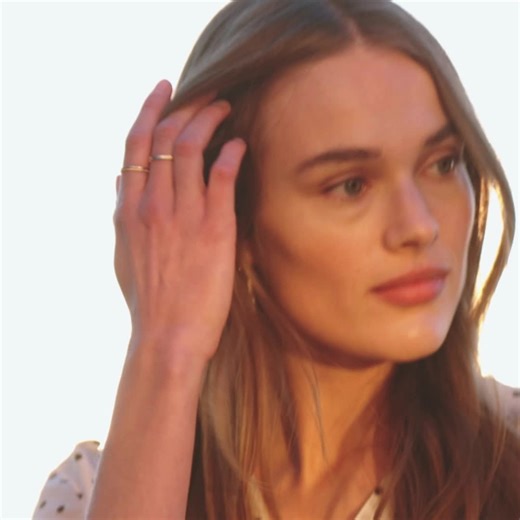 Iconic pois, protagonisti del capo più romantico del tuo guardaroba: la tuta black&nude che risalta il punto vita, un must have che ti accompagnerà nelle fresche sere di primavera. Lasciati ispirare dai nostri look su oltre.com Tuta > https://bit.ly/3ImPI6U #oltrefashion #collezione #SS22 | Oltre