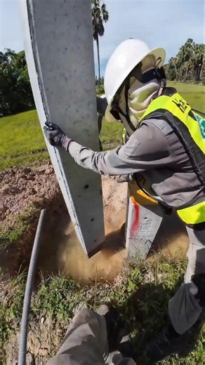 😱 Watch Linemen Set a Utility Pole on Its Foundation! #UtilityPole #Lineman #PowerLines #UtilityWork