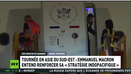 Humiliation totale : à peine posé au Vietnam, #Emmanuel_Macron 🇫🇷se prend une beigne et une baffe de #Brigitte… pile quand la porte de l’avion s’ouvre, en direct devant tout le monde ! | Algeria Gate بوابة الجزائر