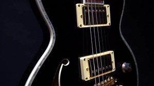 Die neue Ibanez Guitars AR520H-BK ist eine wunderschöne Hollowbody-Gitarre, die mit Super 58 Tonabnehmern, 2 Tri-Sound Switches und vielen weiteren tollen Features ausgestattet ist. #ibanez #ibanez2021 #ibanezguitar #ar520h #ibanezhollowbody #hollowbody #hollowbodyguitar #ibanezar #inwithibanez #electricguitar #guitar #ibanez2021 | Ibanez Germany