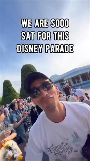 WE WERE SAT FOR THIS DISNEY PARADE | Mona Marsh