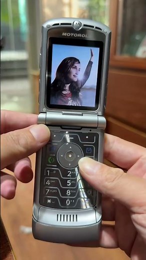 Motorola V3 The Flip Phone That Made the World Fall in Love! #MotorolaV3 #TechReview #YouTubeShorts