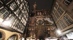 Peu avant 20h ce mercredi, les cloches de la Cathédrale Notre-Dame de Strasbourg ont retenti pendant de longues minutes en hommage aux victimes de l'attentat du 11 décembre 2018. La population était invitée à allumer des bougies 🕯 | Dernières Nouvelles d'Alsace - DNA
