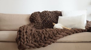 Mantas XXL: cómo tejerlas con las manos, la técnica furor este invierno