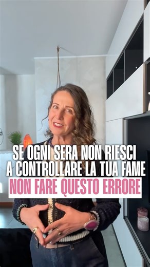 Dimagrimento & Benessere Naturale in Menopausa on Instagram: "Se ogni sera ti ritrovi con una fame che non riesci a controllare, smetti di fare questo errore. Ti hanno fatto credere che la fame nervosa dipenda da una mancanza di disciplina. In realtà, più cerchi di controllarti, più il problema peggiora. Quando l’insulina è instabile, il cortisolo è alto e gli ormoni metabolici sono fuori equilibrio, il corpo entra in stress e ti chiede cibo per “sopravvivere”. La fame nervosa in menopausa non è