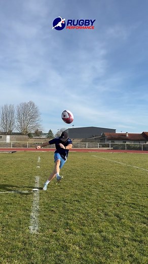 🏉 Améliore ton tir au but en rugby ! 🎯 Dans cet exercice, je tape 3 ballons à la suite, en mettant l’accent sur l’avancée vers la cible et le relâchement du geste. #rugby #rugbykick #rugbyfamily #rugbyskills #rugbytraining #rugbytips | RUGBY PERFORMANCE