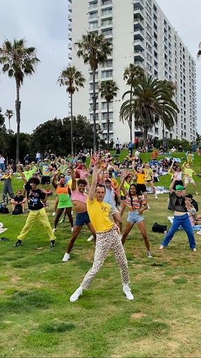 𝘽𝙤𝙗𝙨 𝘿𝙖𝙣𝙘𝙚 𝙎𝙝𝙤𝙥 | Flash Bob ⚡️La La La Land Starting off summer solstice on the right foot! All of these beautiful people met just 2 hours prior to... | Instagram