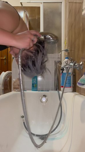 How to Wash Long Dark Hair in a Bathtub