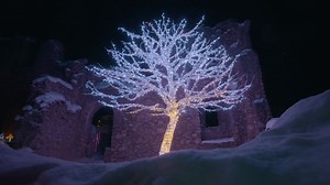 Vom 17. November 2023 bis 25. Februar 2024 wird die Burgruine Ehrenberg in der malerischen Naturparkregion Reutte wieder zum Schauplatz einer zauberhaften Lichterwelt! Begleitet von sphärischen Klängen verwandelt die Lumagica Reutte die imposanten Mauern in einen farbenprächtigen Lichterpark. Tauchen Sie ein in die Geschichte dieses geschichtsträchtigen Ortes auf einer wahrhaft magischen Reise. Sichern Sie sich jetzt Ihr Ticket inkl. Eintritt zur größten Eislauffläche Westösterreichs, Reutte on 