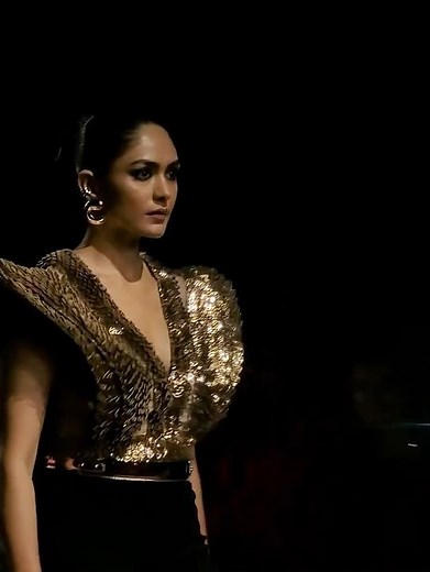 ❤️‍🔥 OOZING OOMPH #mrunalthakur walks the ramp with EASE #rampwalk #shorts